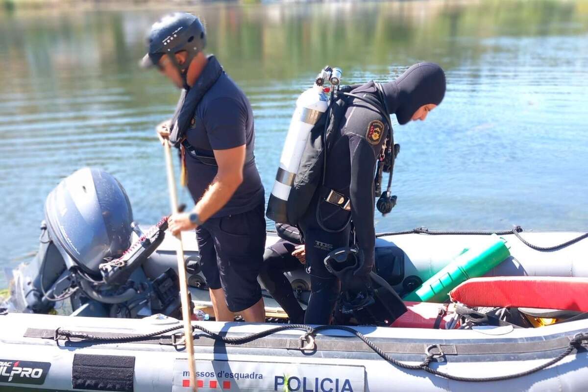 Apareix el cadàver d un home flotant al mar