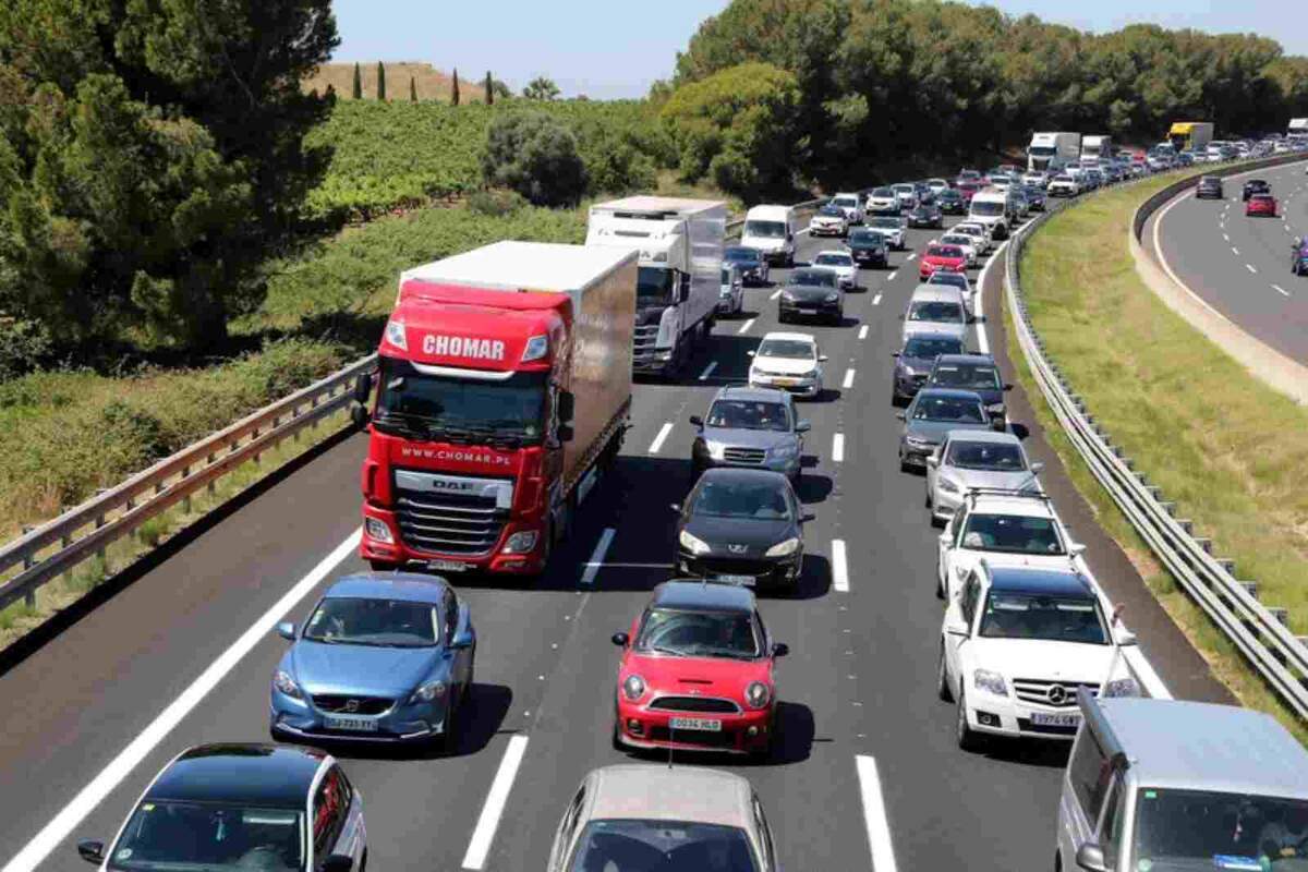 Caos a l AP 7 en l inici del pont de desembre cues quilomètriques