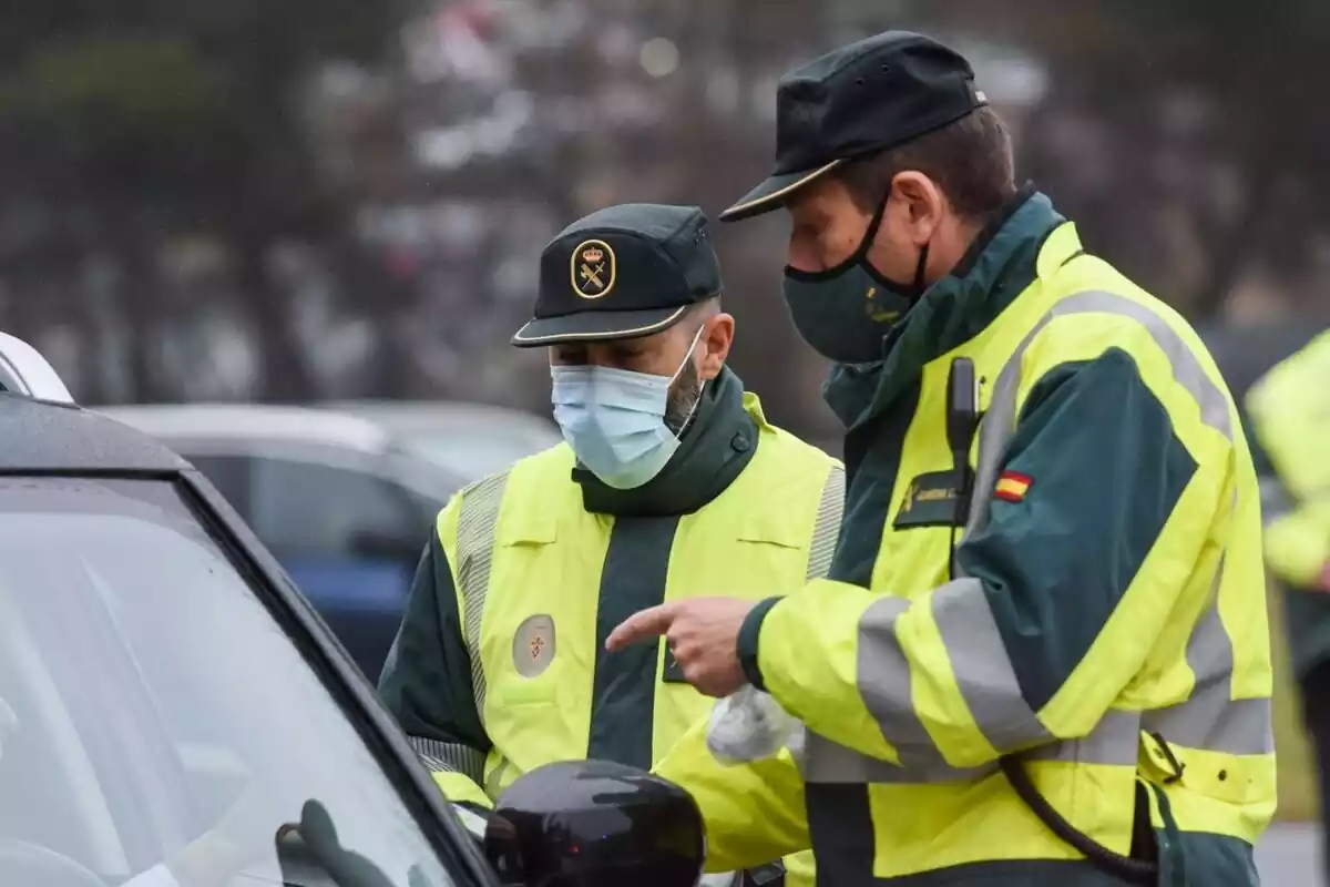 Dos agentes de la Guardia Civil de Tráfico en un control policial en invierno