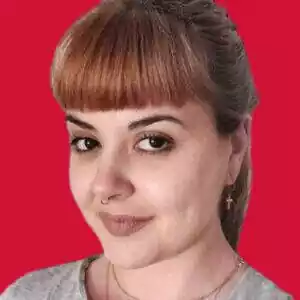 Primer plano de la redactora Encarni Ortiz