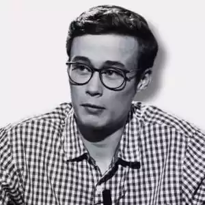 Primer plano de Jorge Rey con fondo rojo