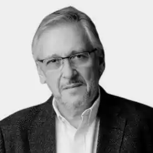 Primer plano de Roberto Lapid en blanco y negro