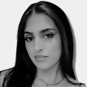 Primer pla de la redactora África Fernández Juez en blanc i negre