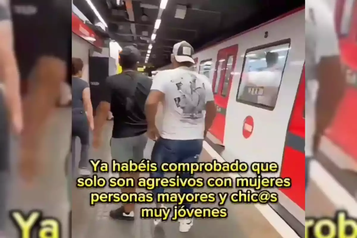 Persones caminant per un andana de metro al costat d’un tren, amb un text en groc que diu que només són agressius amb dones, persones grans i nois molt joves.