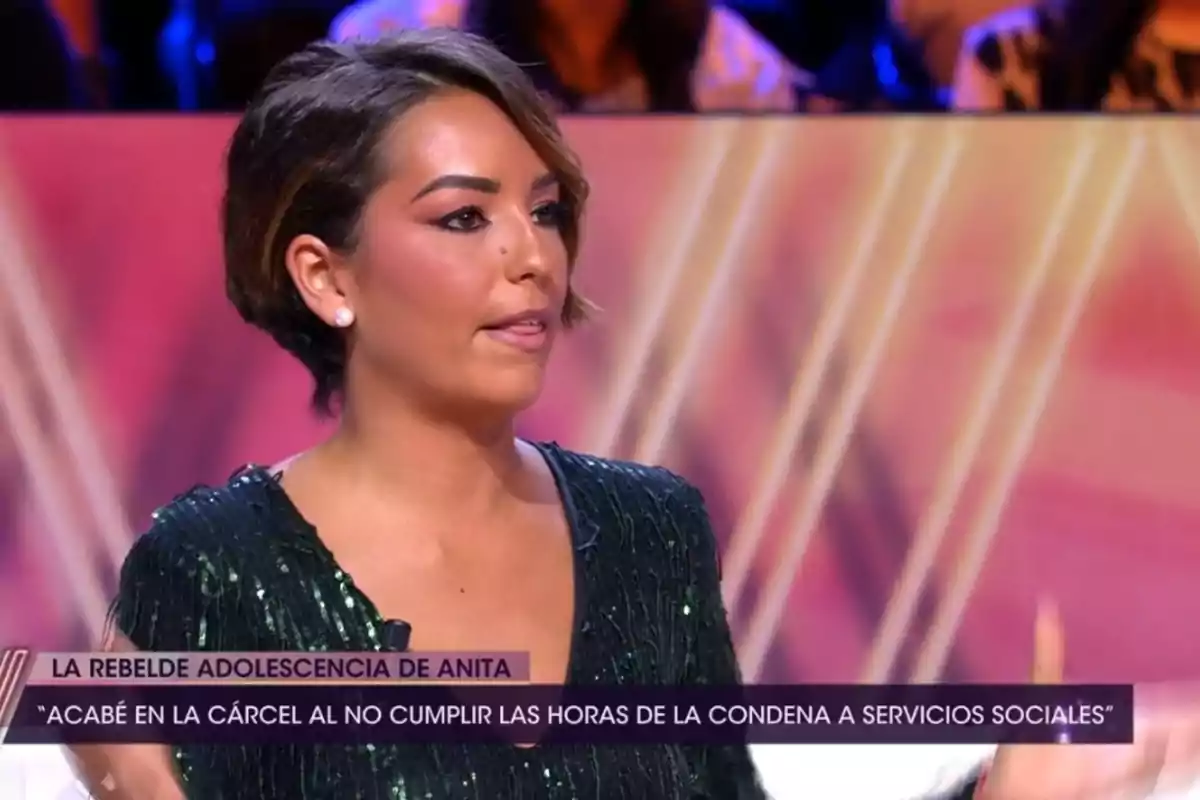 Anita Williams, de cabell curt i fosc amb vestit verd brillant, al programa '¡De Viernes!' Anita Williams, de cabell curt i fosc amb vestit verd brillant, al programa '¡De Viernes!'