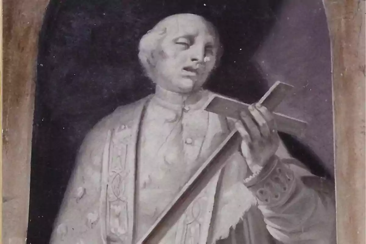 Pintura en tons grisos d’un home amb vestimenta religiosa sostenint una creu a la mà dreta i amb expressió solemne Pintura en tons grisos d’un home amb vestimenta religiosa sostenint una creu a la mà dreta i amb expressió solemne