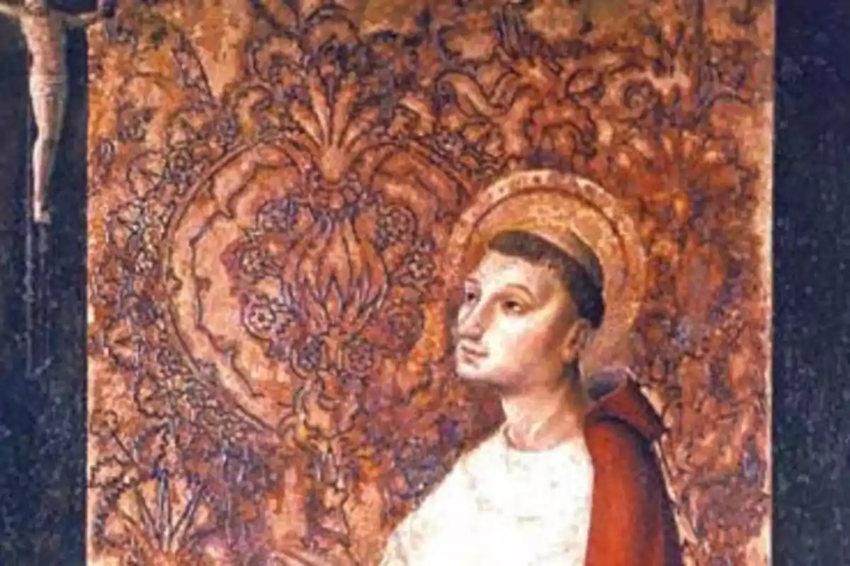 Pintura antiga d’un home amb halo i túnica blanca i vermella davant d’un fons decoratiu amb una figura de Crist crucificat a l’esquerra Pintura antiga d’un home amb halo i túnica blanca i vermella davant d’un fons decoratiu amb una figura de Crist crucificat a l’esquerra