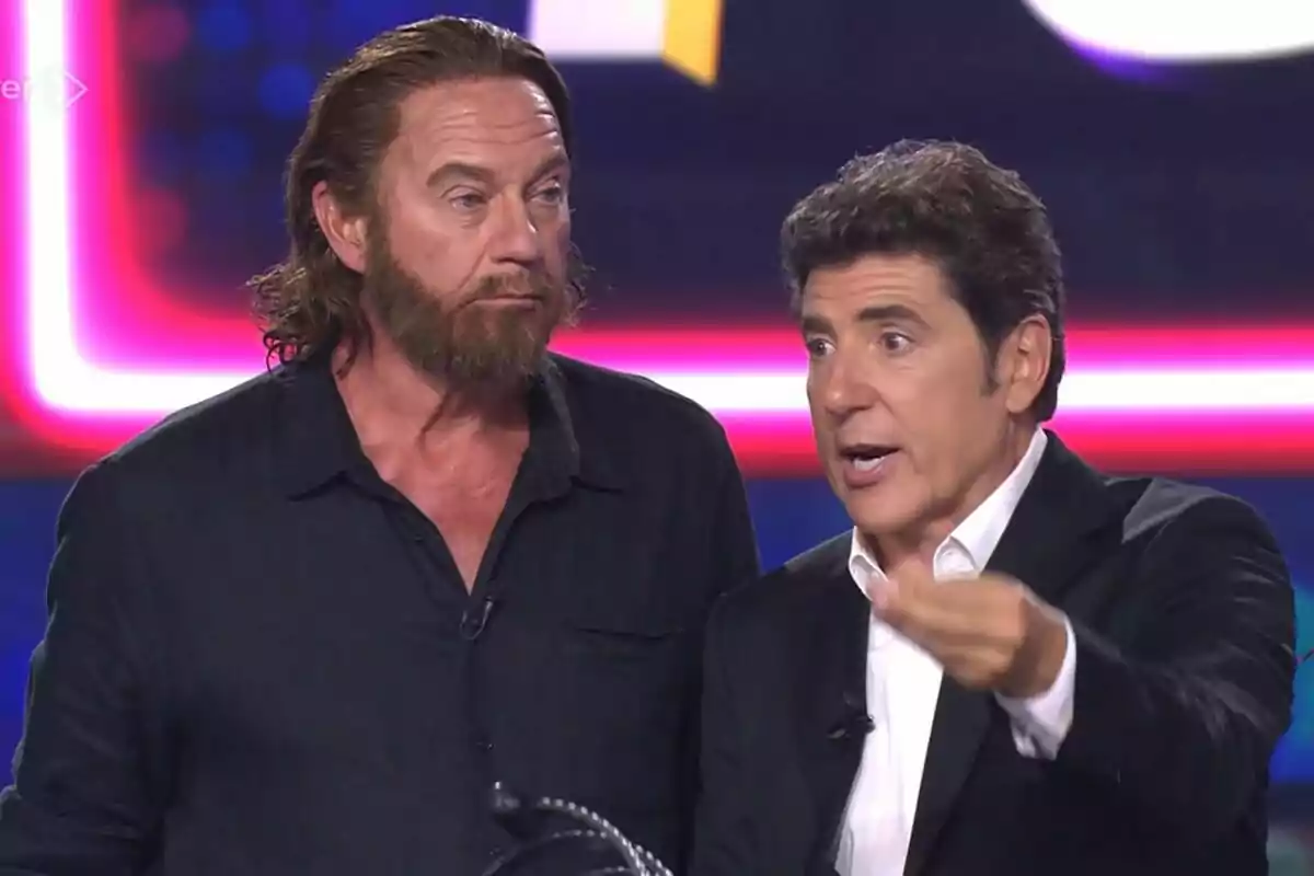 Bertín Osborne i Manel Fuentes en un plató de Tu Cara Me Suena amb llums de colors al fons, un d’ells gesticulant mentre parla Bertín Osborne i Manel Fuentes en un plató de Tu Cara Me Suena amb llums de colors al fons, un d’ells gesticulant mentre parla