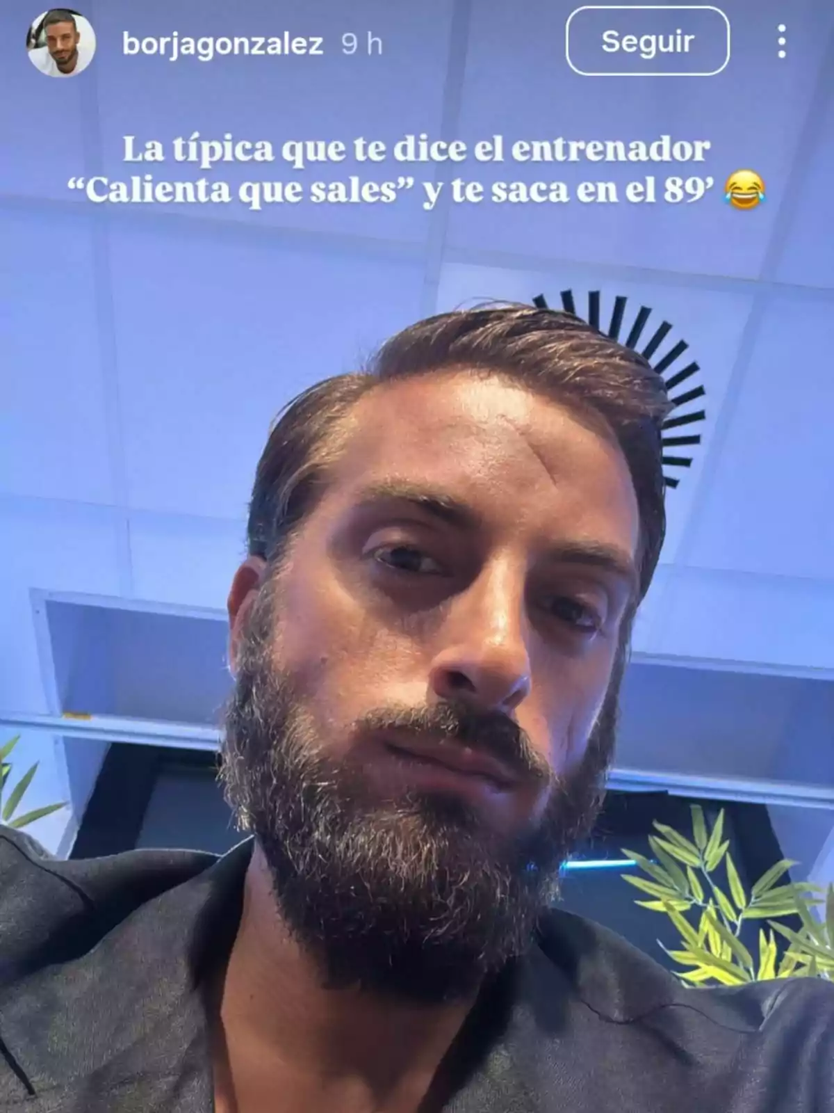 Borja González amb barba i cabell curt mirant a la càmera amb expressió seriosa en un entorn interior il·luminat del plató de Supervivientes, acompanyat d’un text humorístic sobre futbol a la part superior de la imatge Borja González amb barba i cabell curt mirant a la càmera amb expressió seriosa en un entorn interior il·luminat del plató de Supervivientes, acompanyat d’un text humorístic sobre futbol a la part superior de la imatge