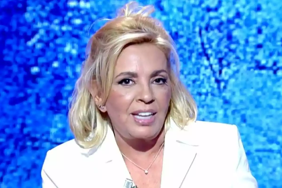 Carmen Borrego rossa amb jaqueta blanca parlant davant d’un fons blau a ‘Tardear’