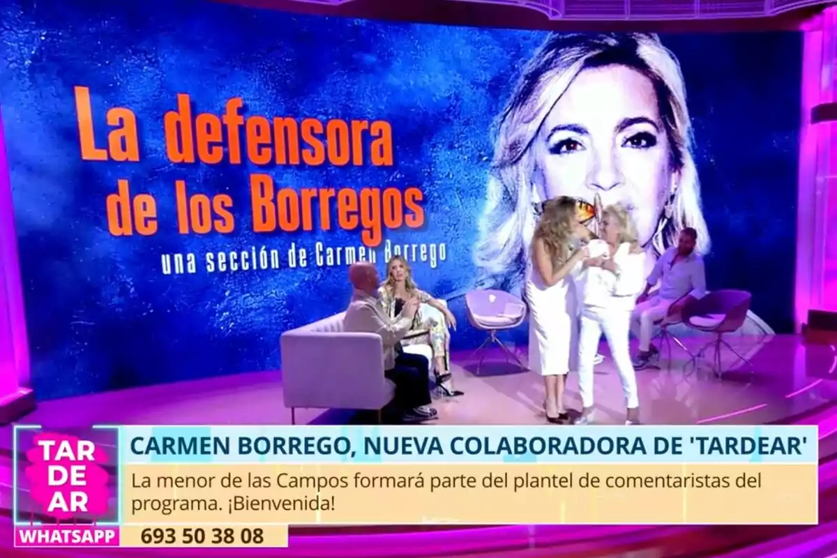 'Tardear' amb fons blau i lletres taronges que anuncien la secció La defensora dels Borregos, diverses persones conversen i aplaudeixen en un ambient il·luminat amb llums roses i morades, a la part inferior apareix un requadre informatiu sobre la incorporació de Carmen Borrego al programa TardeAR. 'Tardear' amb fons blau i lletres taronges que anuncien la secció La defensora dels Borregos, diverses persones conversen i aplaudeixen en un ambient il·luminat amb llums roses i morades, a la part inferior apareix un requadre informatiu sobre la incorporació de Carmen Borrego al programa TardeAR.