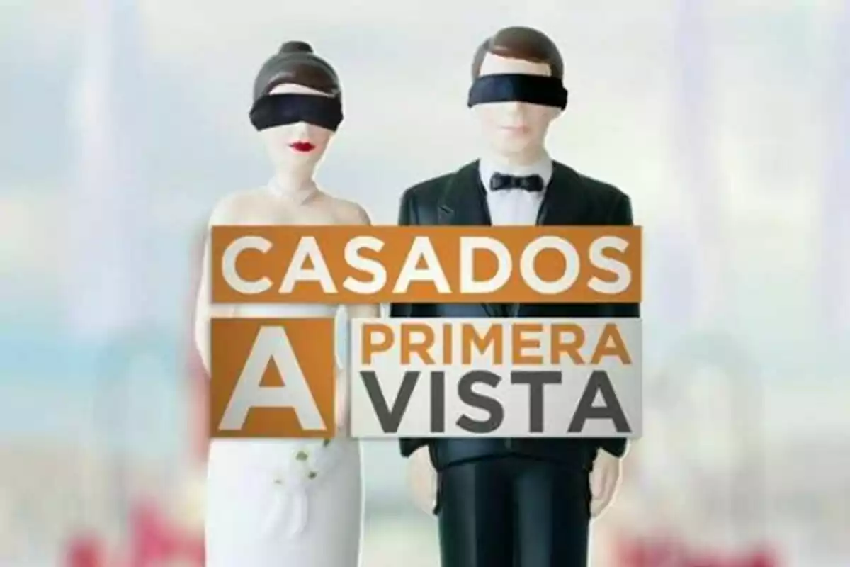 Dues figures de pastís de casament vestides de nuvis amb els ulls embenats i el text Casats a primera vista a sobre.