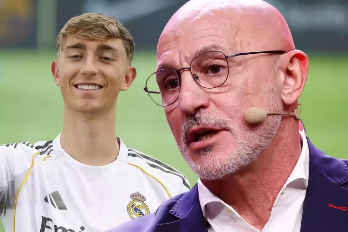 Un jove amb samarreta del Reial Madrid somriu mentre un home calb amb ulleres i micròfon apareix en primer pla
