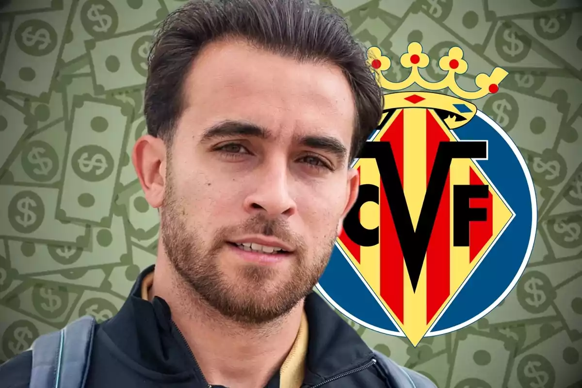 Un home amb barba i cabell fosc apareix en primer pla amb l’escut del Villarreal CF i bitllets de fons.