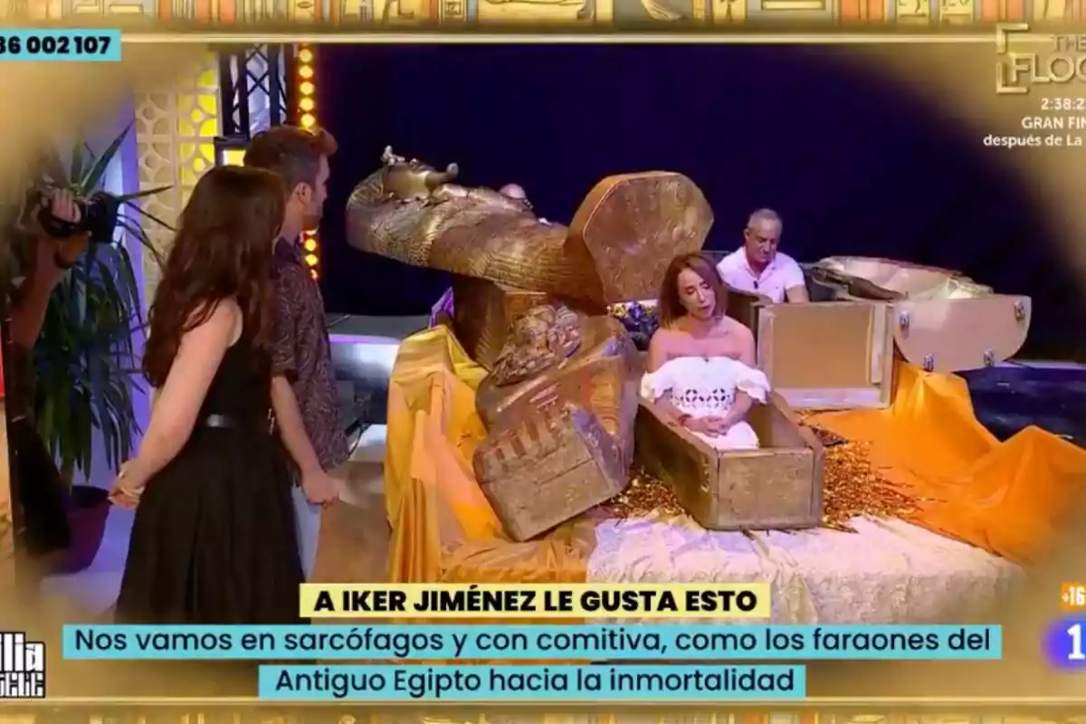 Aitor Albizua, Inés Hernand i María Patiño a 'La família de la tele' amb temàtica egípcia, on dues persones estan assegudes dins de sarcòfags i dues més observen l'escena, envoltats de decoracions daurades i teles, mentre a la pantalla apareixen textos sobre l'Antic Egipte. Aitor Albizua, Inés Hernand i María Patiño a 'La família de la tele' amb temàtica egípcia, on dues persones estan assegudes dins de sarcòfags i dues més observen l'escena, envoltats de decoracions daurades i teles, mentre a la pantalla apareixen textos sobre l'Antic Egipte.