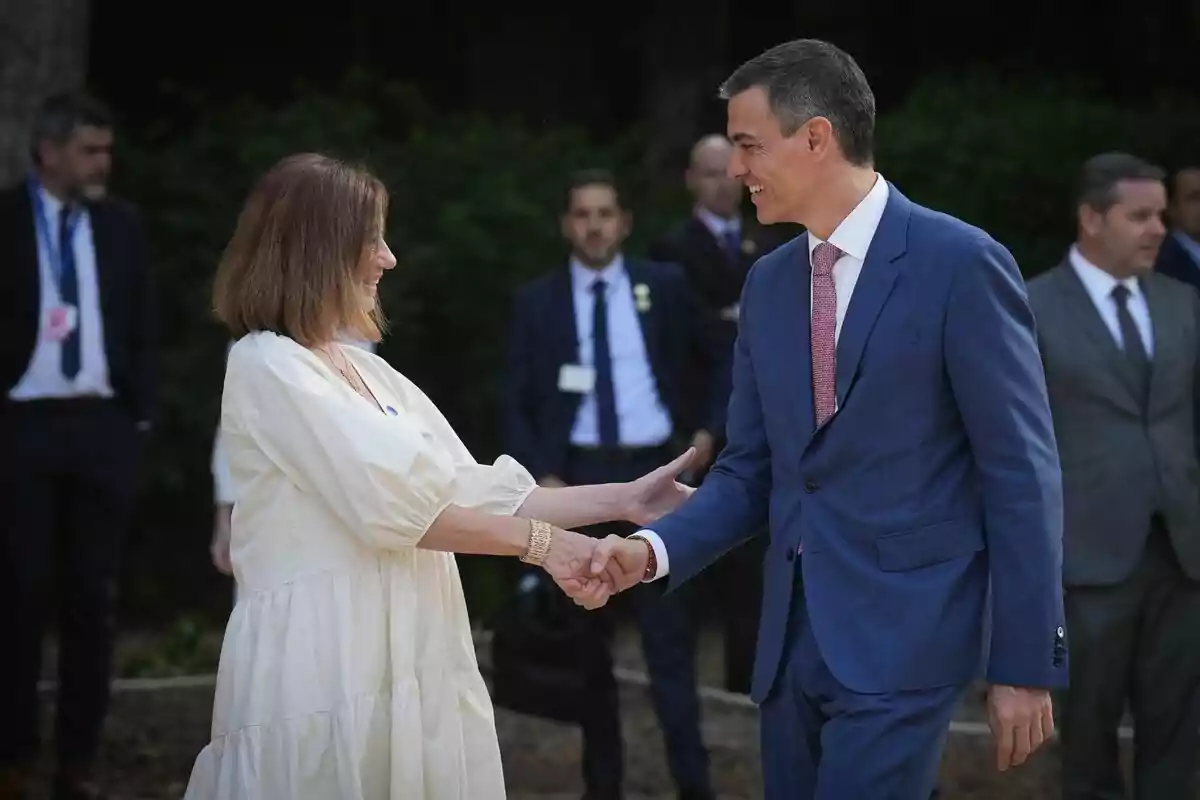 La presidenta del Congrés dels Diputats, Francina Armengol, saluda el president del Govern, Pedro Sánchez, a la seva arribada a la XXVIII Conferència de Presidents, al Palau de Pedralbes de Barcelona, el 6 de juny de 2025, a Barcelona. La presidenta del Congrés dels Diputats, Francina Armengol, saluda el president del Govern, Pedro Sánchez, a la seva arribada a la XXVIII Conferència de Presidents, al Palau de Pedralbes de Barcelona, el 6 de juny de 2025, a Barcelona.