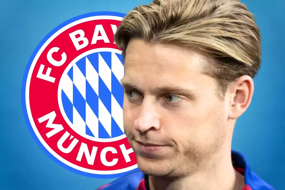 Un home ros amb expressió seriosa apareix en primer pla amb l’escut del FC Bayern Munic de fons sobre un fons blau.