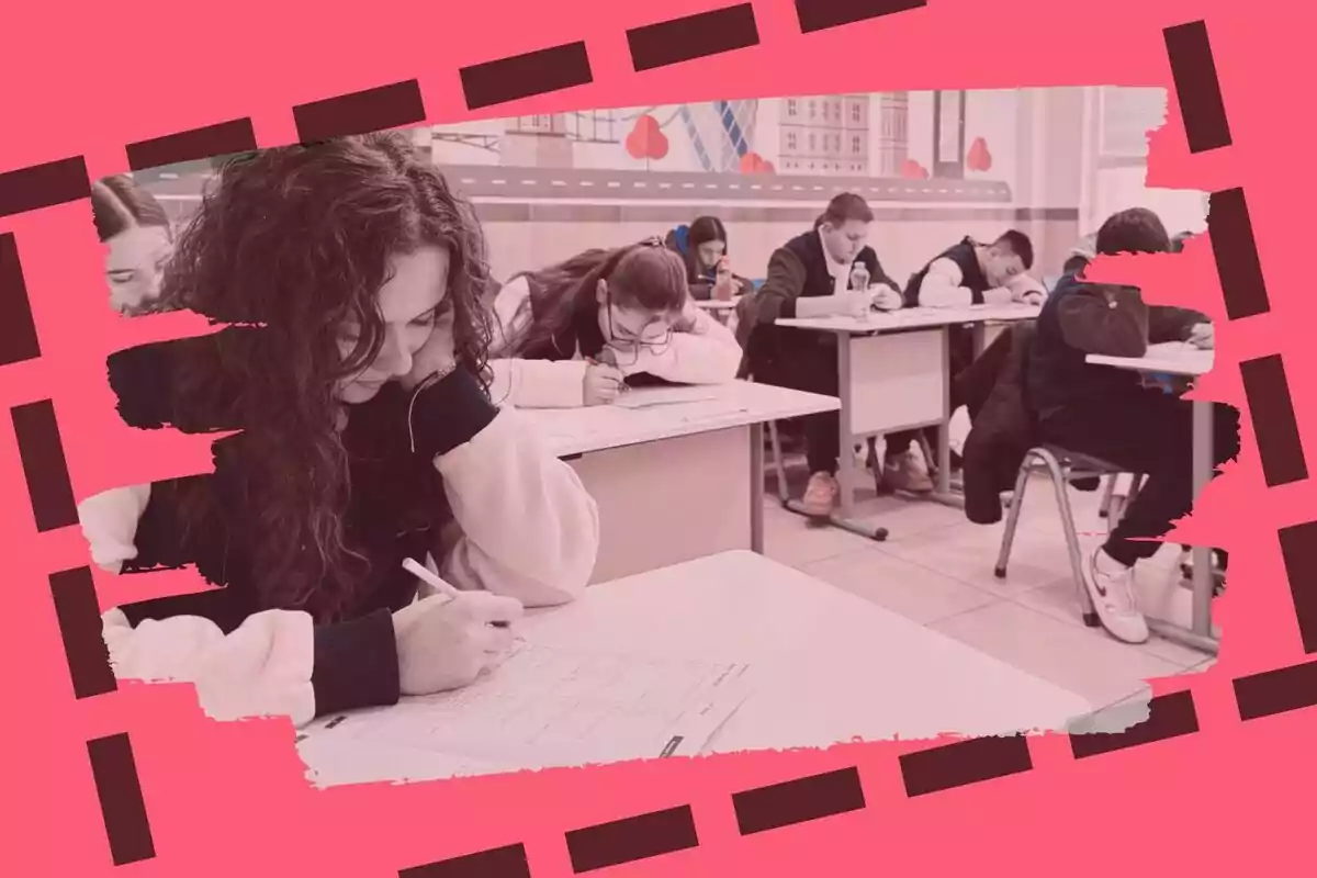 Estudiants asseguts a pupitres dins d’una aula resolent exàmens, amb un marc decoratiu rosa al voltant de la imatge.
