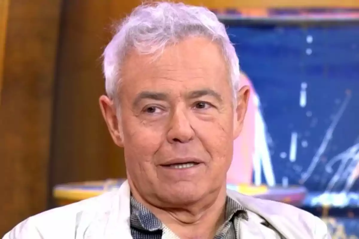 Home de cabell canós i curt amb expressió seriosa en un estudi de televisió