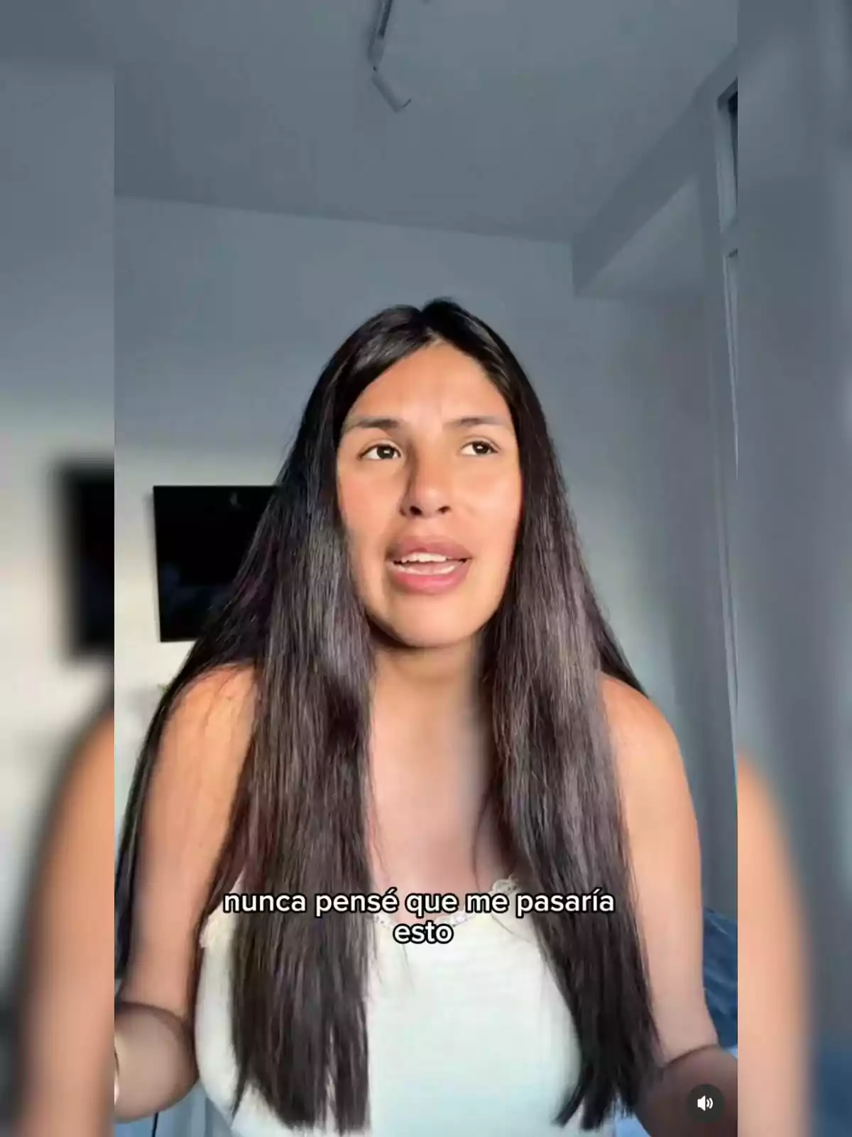 Isa Pantoja in front of the camera with a surprised expression and the text 