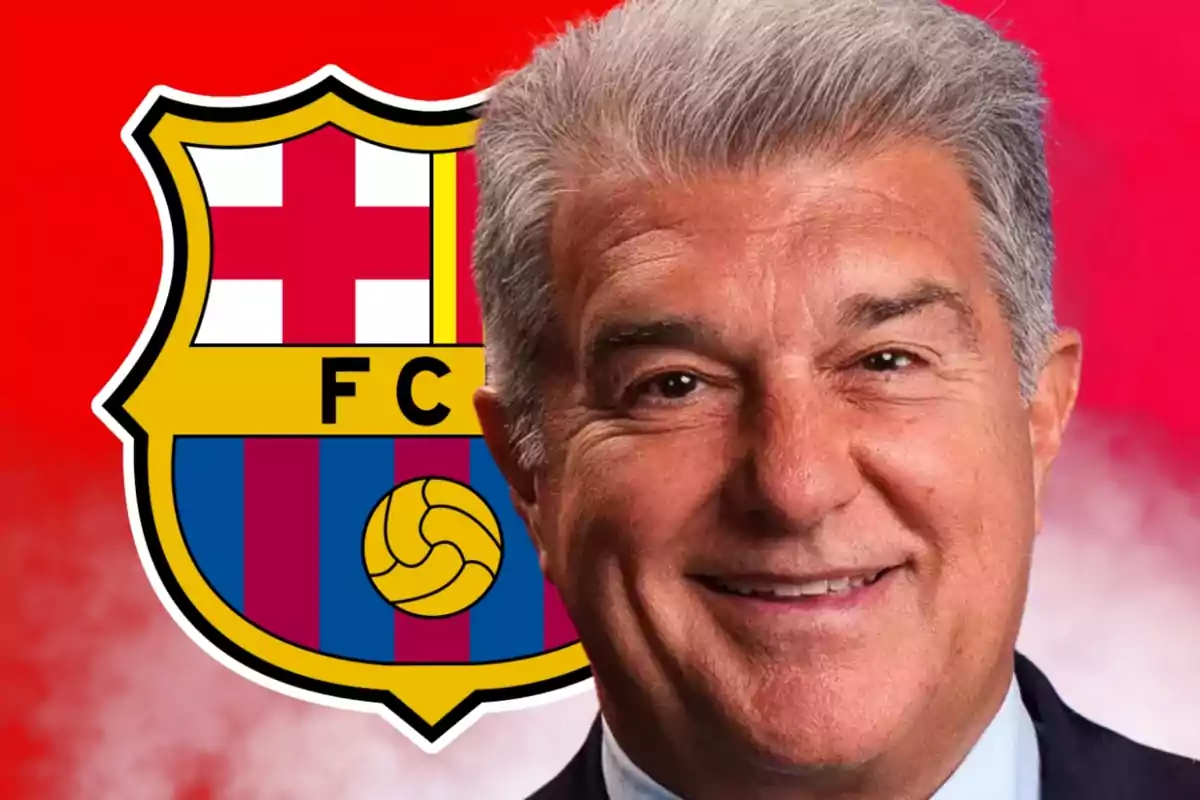 Home de cabells canosos somrient amb l’escut del FC Barcelona al fons sobre un fons vermell