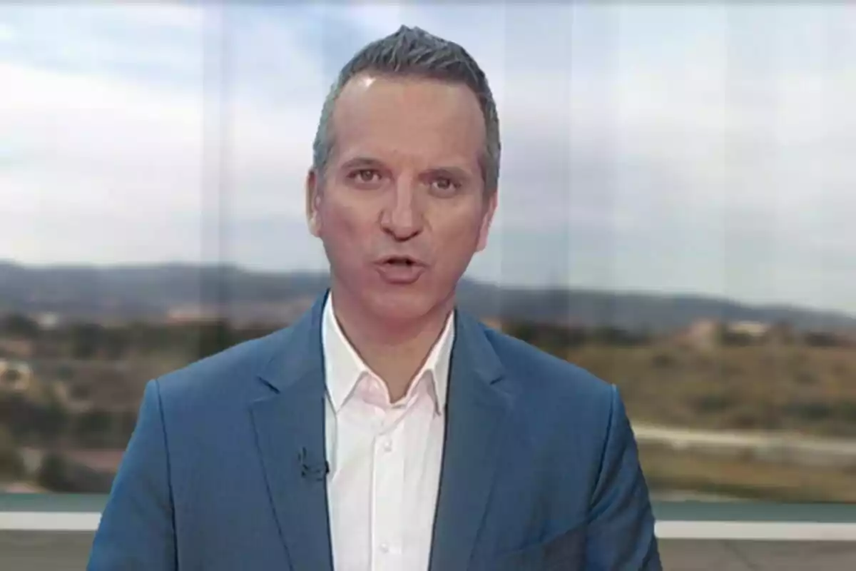 Jofre Janué vestit amb camisa blanca, parlant davant d’una finestra amb paisatge de fons. Jofre Janué vestit amb camisa blanca, parlant davant d’una finestra amb paisatge de fons.