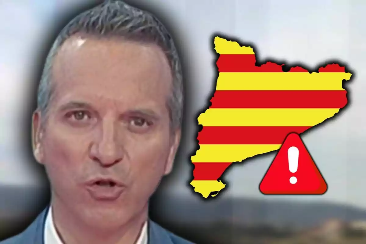 Home parlant en primer pla amb un mapa de Catalunya amb franges vermelles i grogues i una icona d’advertència vermella al costat.