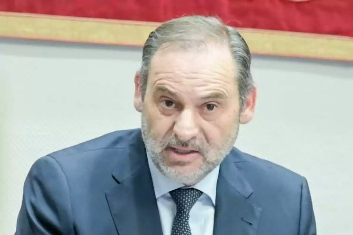 Pla curt de José Luis Ábalos vestit amb vestit blau i corbata en un entorn formal. Pla curt de José Luis Ábalos vestit amb vestit blau i corbata en un entorn formal.