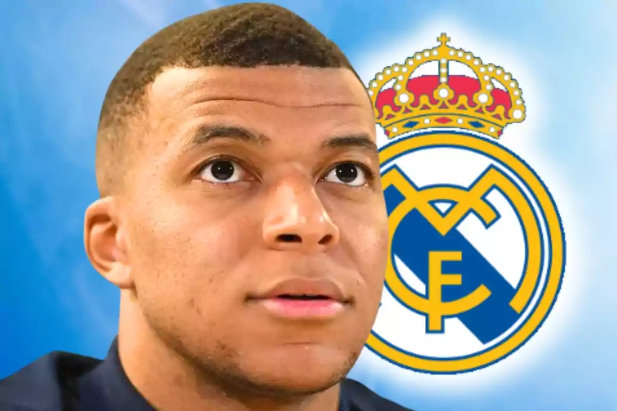 Un futbolista amb l’escut del Reial Madrid de fons
