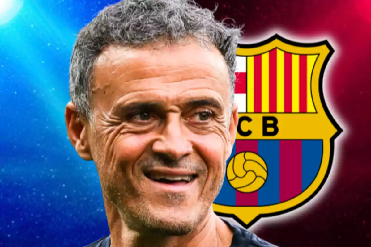Home de cabells canosos somrient amb l’escut del FC Barcelona de fons