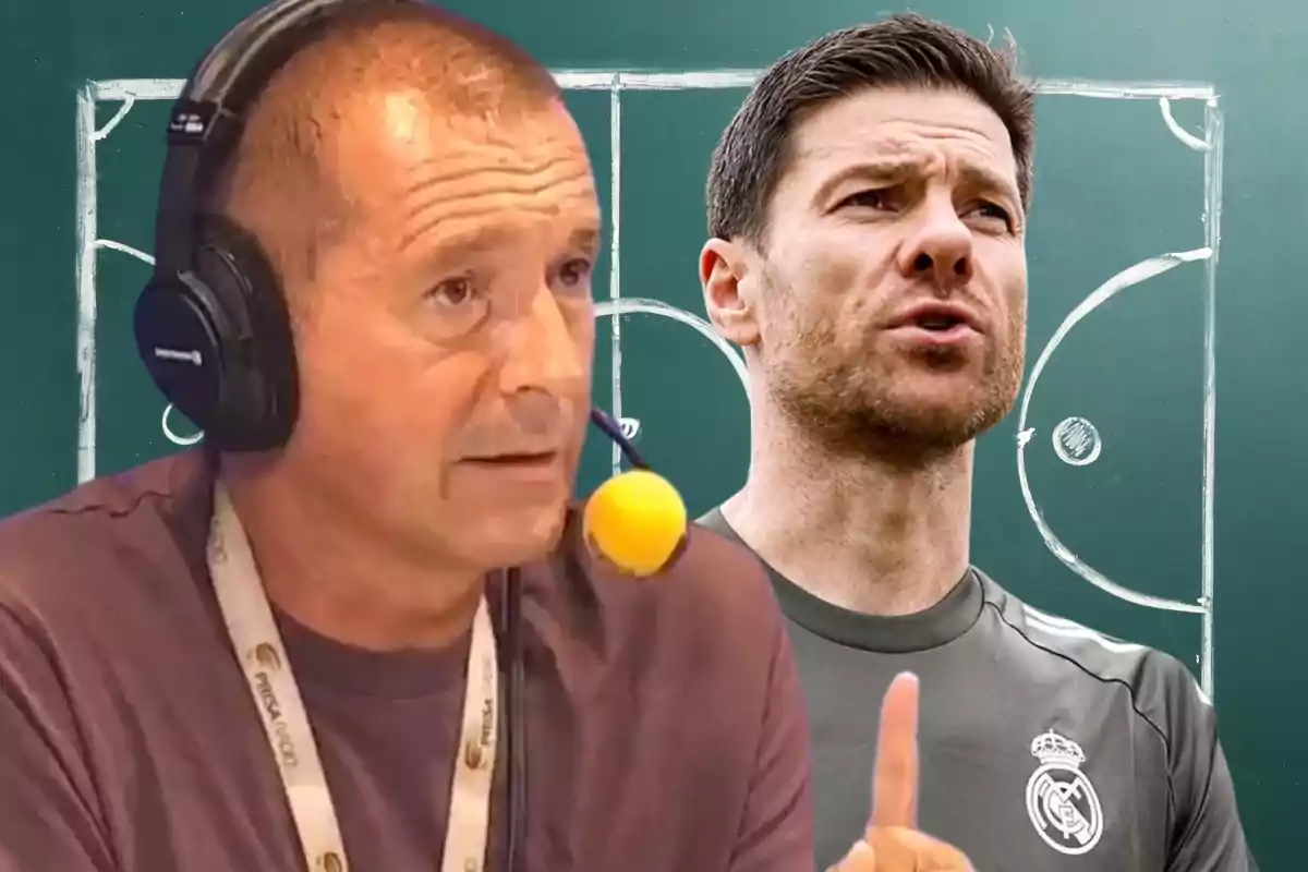Dos homes en primer pla, un amb auriculars i micròfon, l’altre amb samarreta esportiva, al fons una pissarra tàctica de futbol.