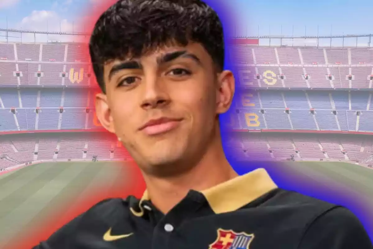 Jove amb samarreta del FC Barcelona posant davant d’un estadi de futbol amb un fons difuminat en tons vermells i blaus