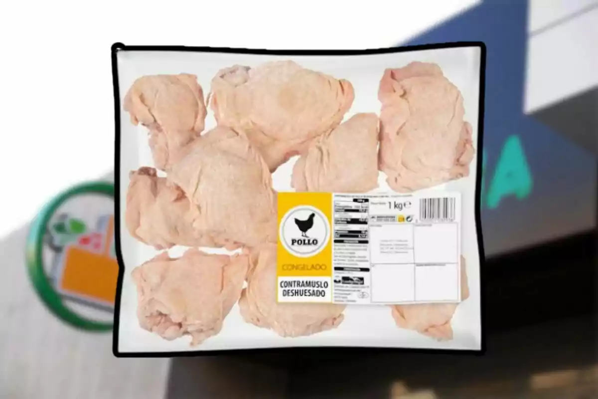 Paquet de cuixa de pollastre desossada congelada amb etiqueta informativa sobre un fons desenfocat de supermercat Paquet de cuixa de pollastre desossada congelada amb etiqueta informativa sobre un fons desenfocat de supermercat