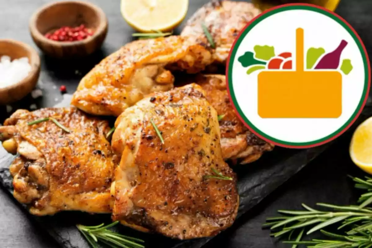 Cuixes de pollastre rostides amb herbes i rodanxes de llimona al costat d’un logotip de cistella d’aliments Cuixes de pollastre rostides amb herbes i rodanxes de llimona al costat d’un logotip de cistella d’aliments