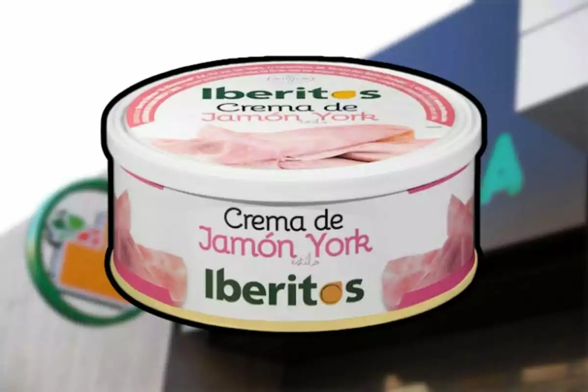 Envàs de crema de pernil dolç de la marca Iberitos sobre un fons desenfocat Envàs de crema de pernil dolç de la marca Iberitos sobre un fons desenfocat