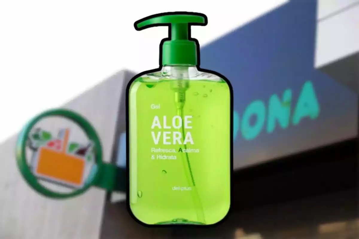 Deliplus brand aloe vera gel with a green dispenser in front of a blurred Mercadona store Deliplus brand aloe vera gel with a green dispenser in front of a blurred Mercadona store