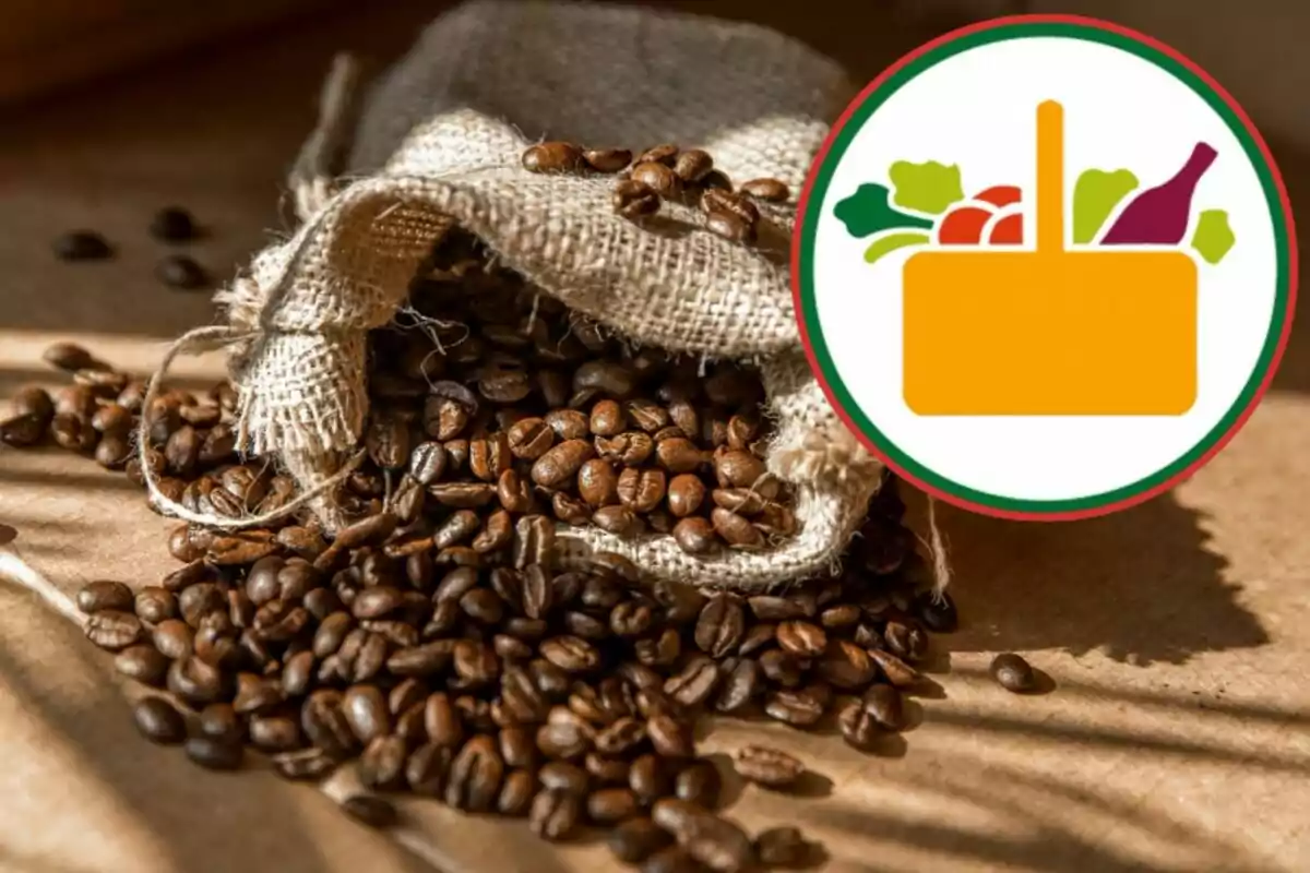 Grans de cafè sortint d’una bossa de jute sobre una superfície marró amb una icona de cistell de supermercat a la cantonada superior dreta Grans de cafè sortint d’una bossa de jute sobre una superfície marró amb una icona de cistell de supermercat a la cantonada superior dreta