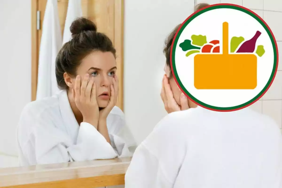 Dona amb bata blanca es mira al mirall amb expressió de cansament i el seu reflex està cobert per una icona de cistell de supermercat amb verdures i una ampolla. Dona amb bata blanca es mira al mirall amb expressió de cansament i el seu reflex està cobert per una icona de cistell de supermercat amb verdures i una ampolla.