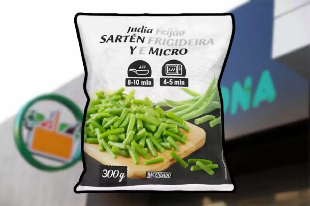 bossa de mongetes de Mercadona sobre un fons difuminat de Mercadona bossa de mongetes de Mercadona sobre un fons difuminat de Mercadona