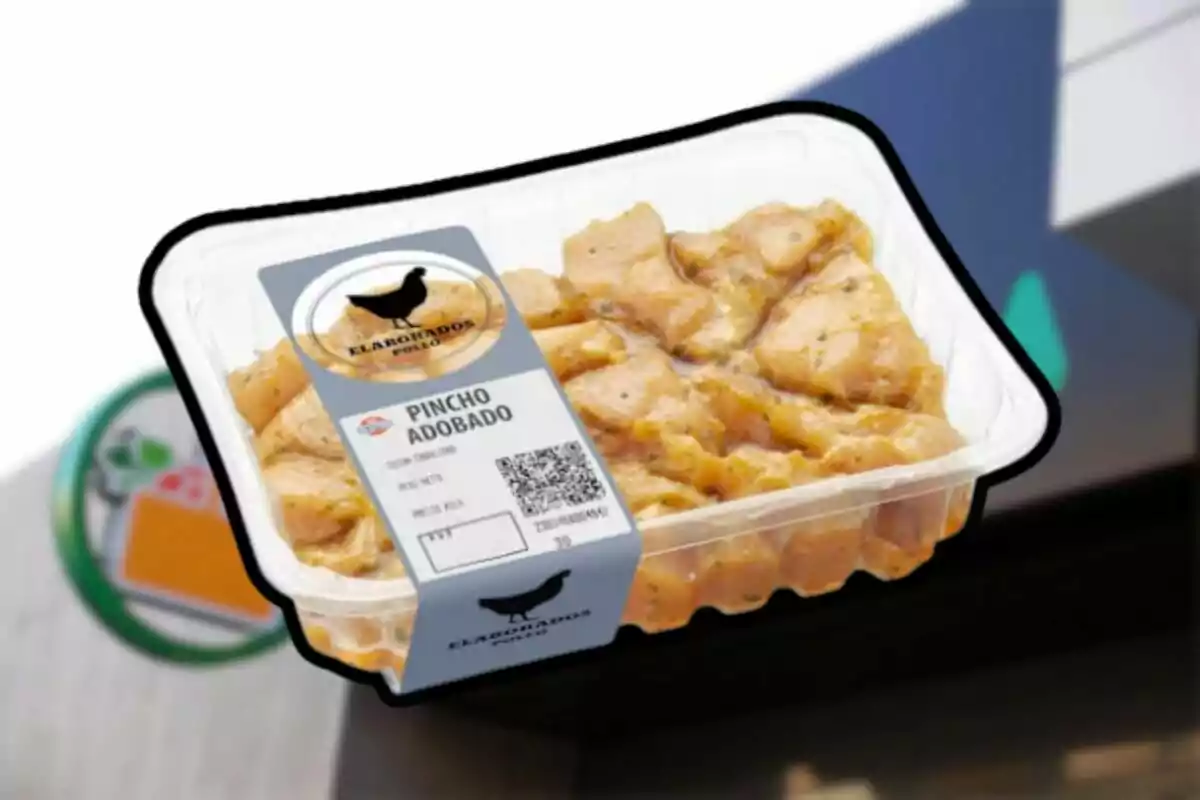 Safata de pintxo adobat de pollastre envasat amb etiqueta visible Safata de pintxo adobat de pollastre envasat amb etiqueta visible
