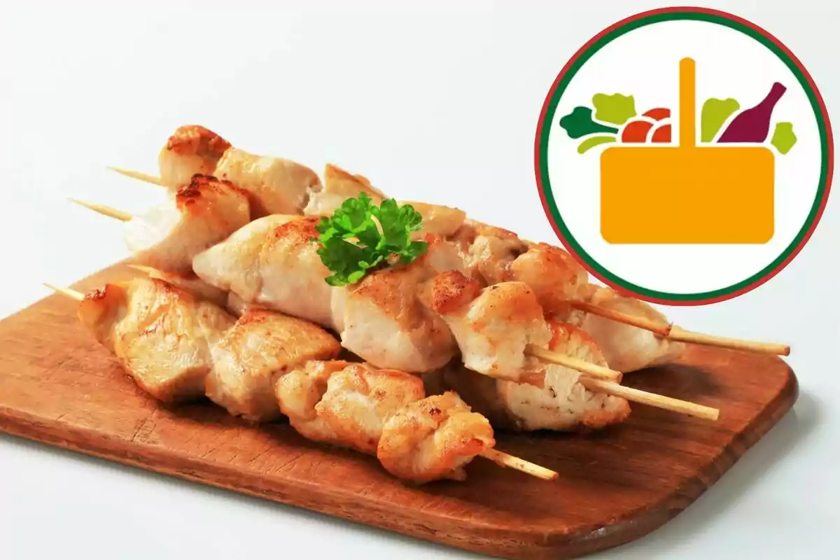Broquetes de pollastre rostit servides sobre una taula de fusta amb un guarniment de julivert i un logotip de cistella d’aliments a la cantonada superior dreta Broquetes de pollastre rostit servides sobre una taula de fusta amb un guarniment de julivert i un logotip de cistella d’aliments a la cantonada superior dreta