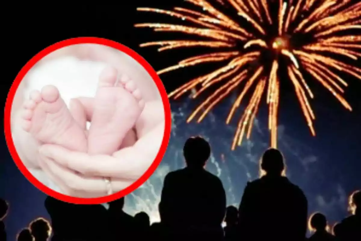 Persones observen focs artificials al cel mentre un cercle ressalta uns peus de nadó sostinguts per mans adultes.