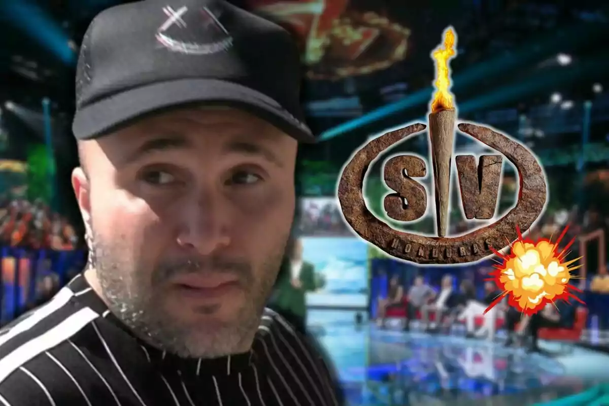 Kiko Rivera amb gorra negra i samarreta de ratlles en primer pla amb el logotip d’un reality show i una explosió animada sobre un fons de plató televisiu desenfocat