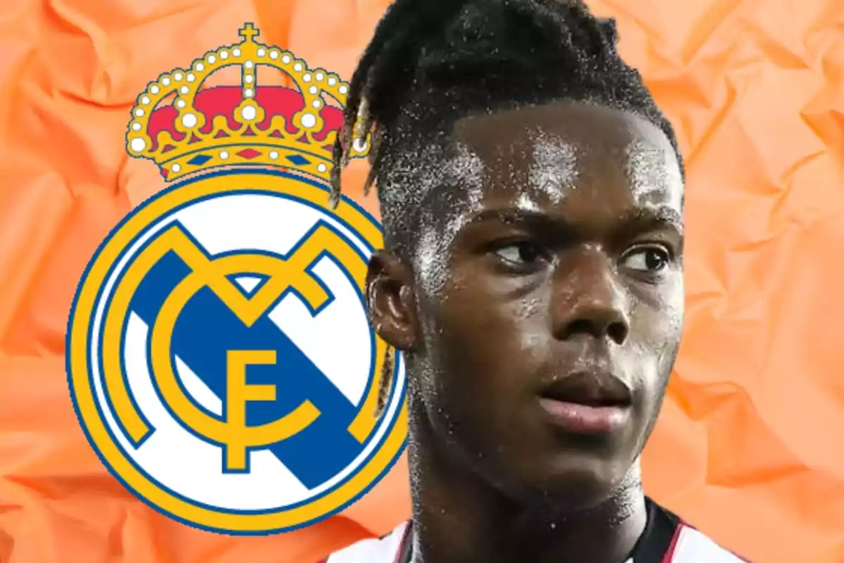 Futbolista amb el rostre suat en primer pla i l’escut del Reial Madrid al fons sobre un fons taronja