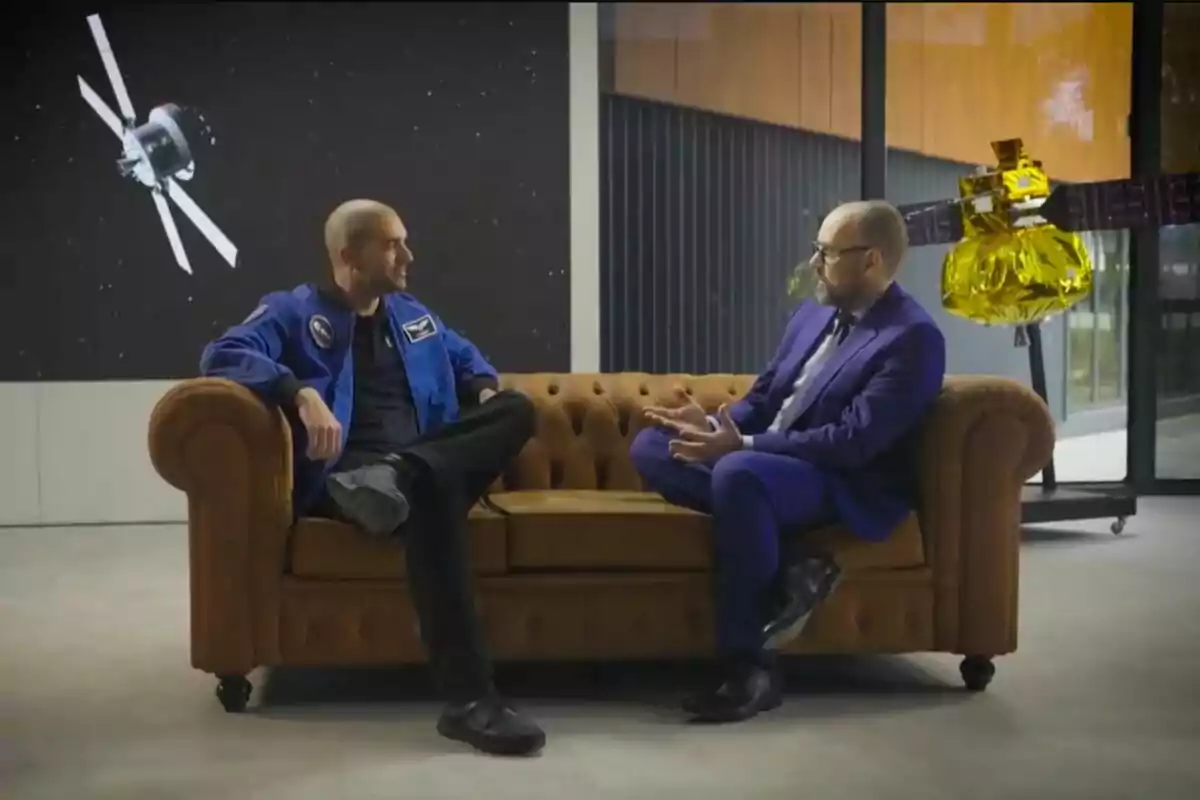 Risto Mejide i Pablo Álvarez conversen asseguts en un sofà marró, un porta un vestit blau d’astronauta i l’altre vesteix un vestit formal, al fons s’observen imatges de satèl·lits i una nau espacial a ‘Viatjant amb Chester’. Risto Mejide i Pablo Álvarez conversen asseguts en un sofà marró, un porta un vestit blau d’astronauta i l’altre vesteix un vestit formal, al fons s’observen imatges de satèl·lits i una nau espacial a ‘Viatjant amb Chester’.