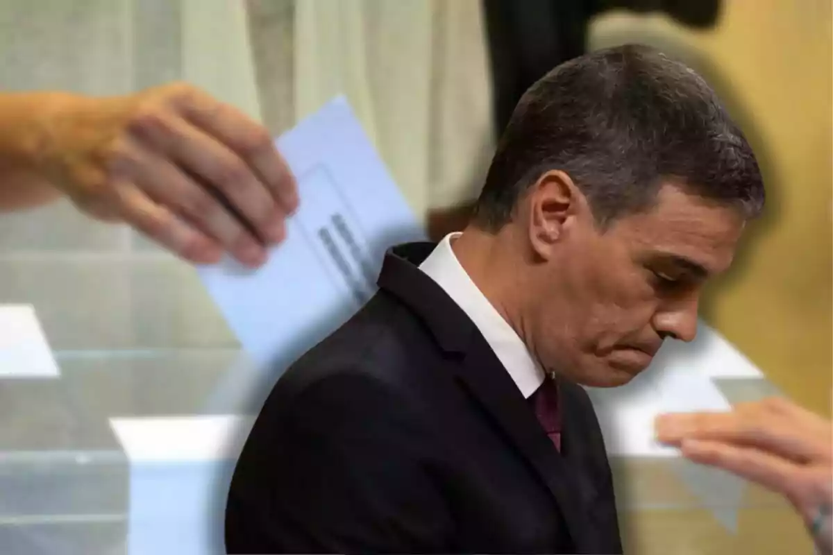 Home amb vestit i expressió seriosa davant d’una urna de votació on una persona diposita una papereta