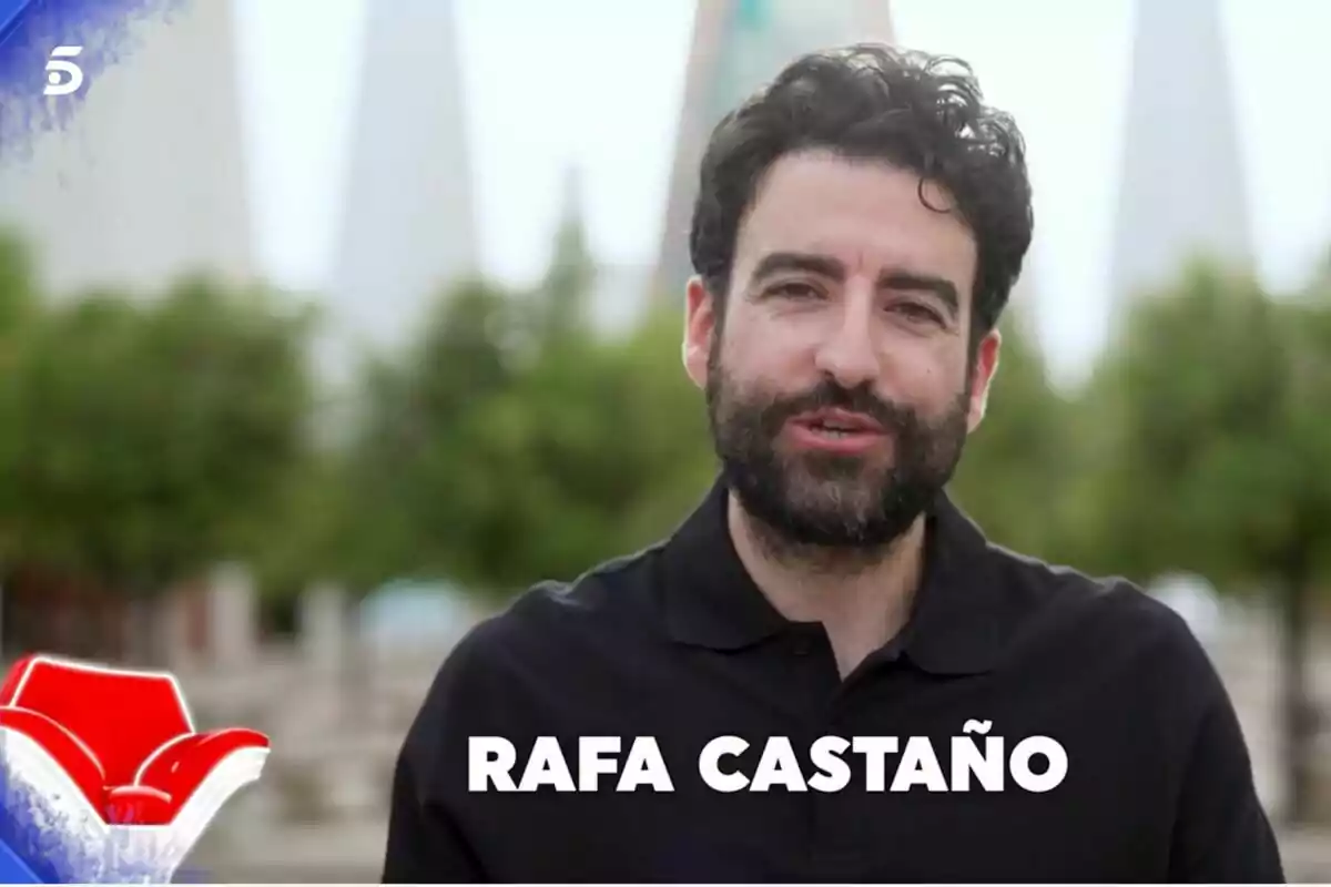 Rafa Castaño amb cabell i barba foscos, amb camisa negra, a l’aire lliure, amb arbres i estructures blanques de fons i el text Rafa Castaño a la part inferior