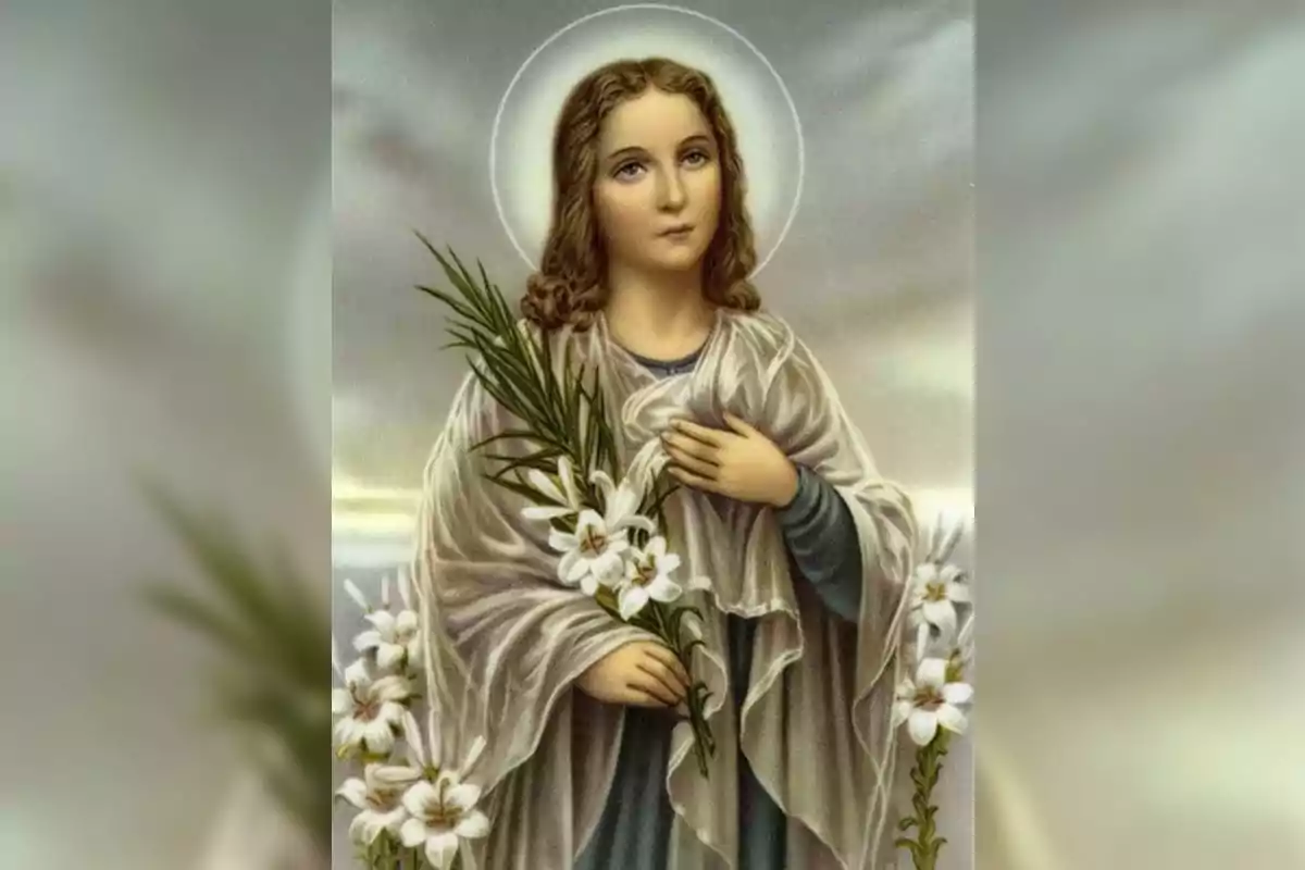 Imatge d’una jove santa amb aurèola, vestida amb una túnica clara i sostenint lliris blancs i una palma