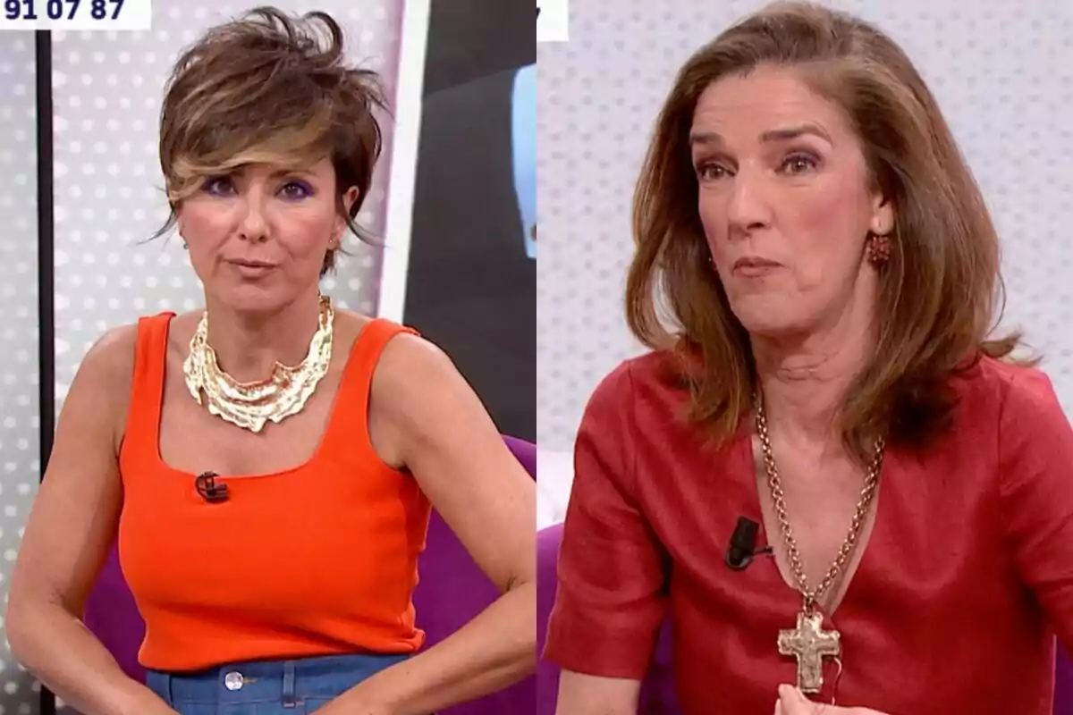 Sonsoles Ónega i Paloma Garcia-Pelayo assegudes a ‘Y ahora Sonsoles’ amb un fons clar, una porta un top taronja i un collaret daurat, l’altra vesteix de vermell i porta un collaret amb una creu gran.