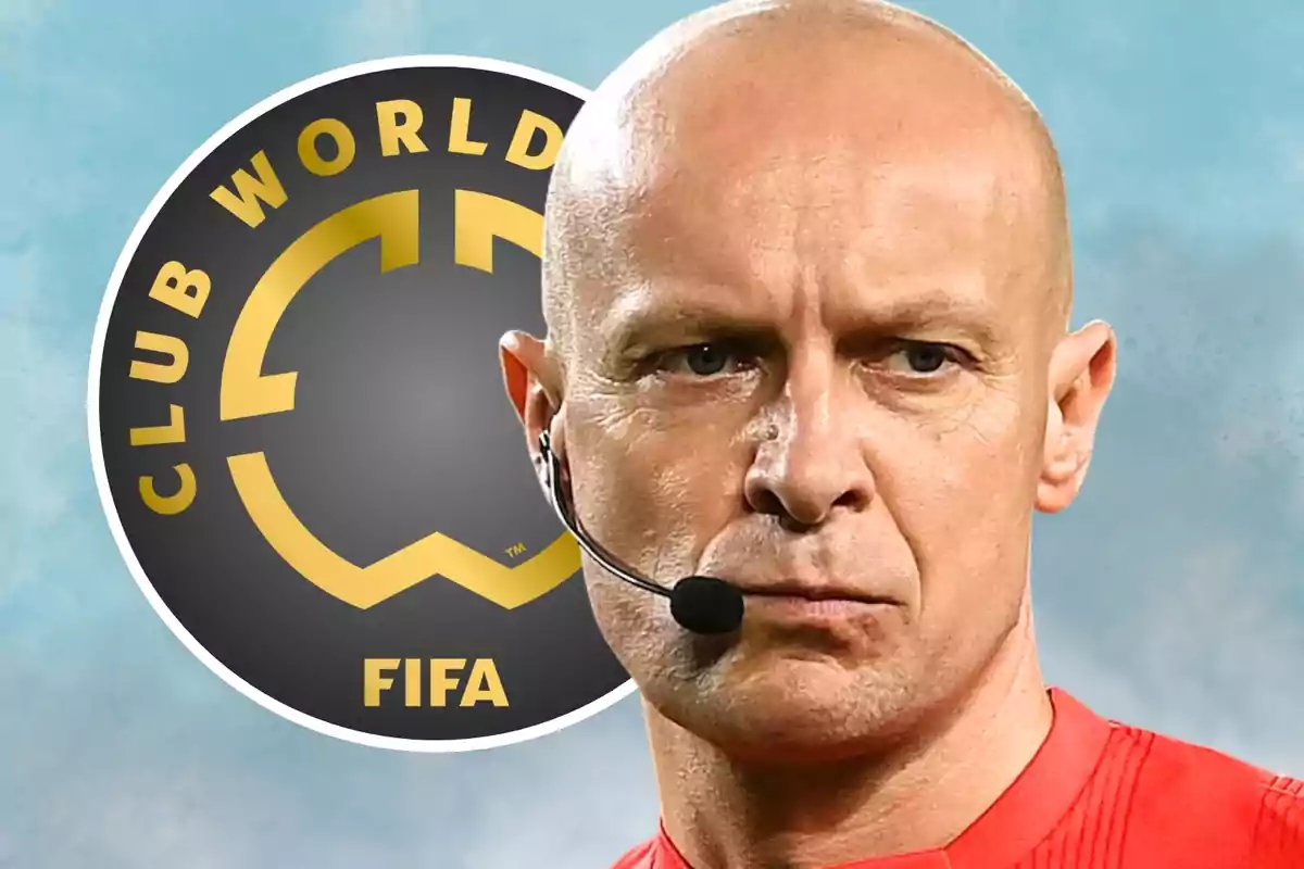 Àrbitre de futbol amb auricular davant del logotip del Mundial de Clubs de la FIFA